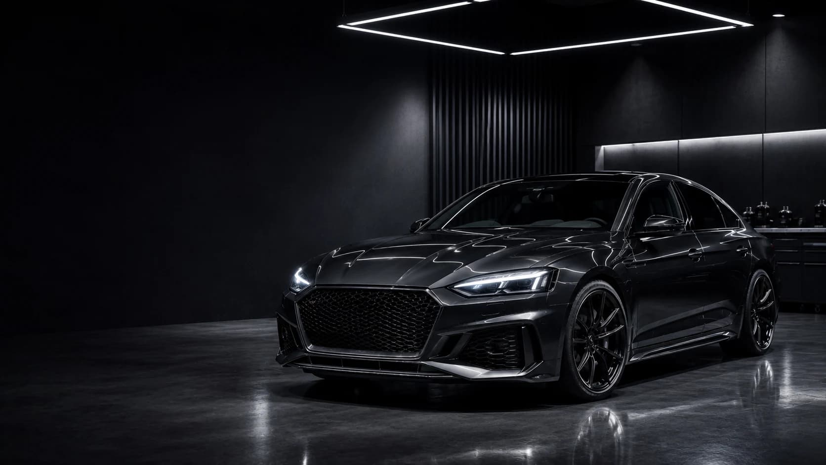 Véhicule sombre sous un éclairage automobile contrôlé — image éditoriale de marque