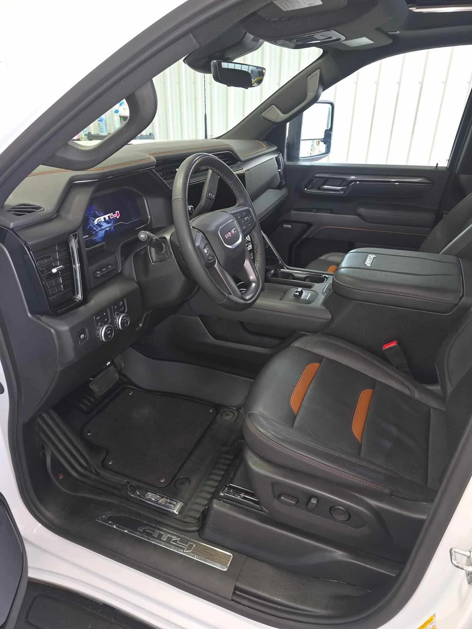 Même habitacle de camionnette après le nettoyage intérieur complet