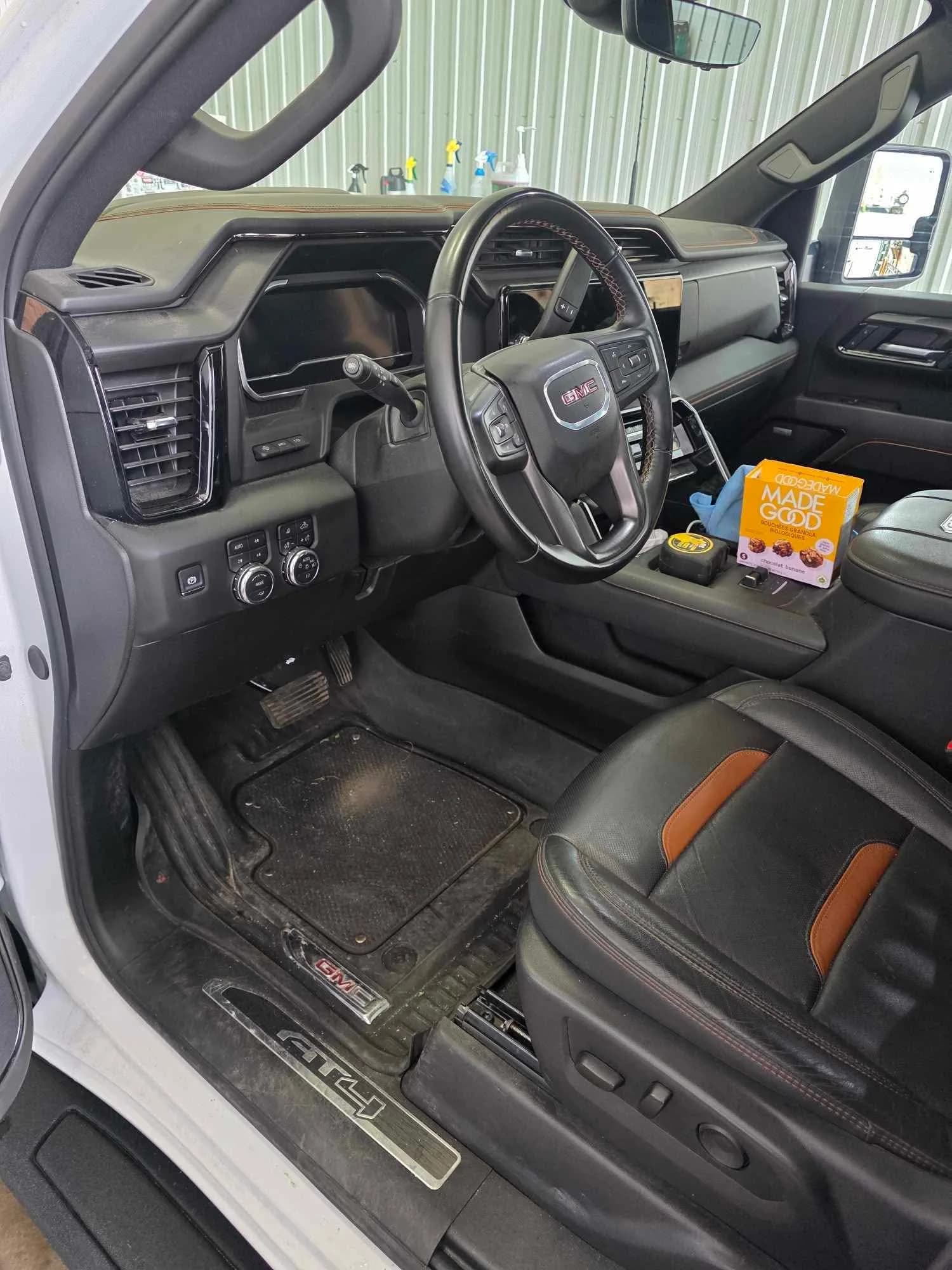 Habitacle d’une camionnette avant le nettoyage intérieur complet