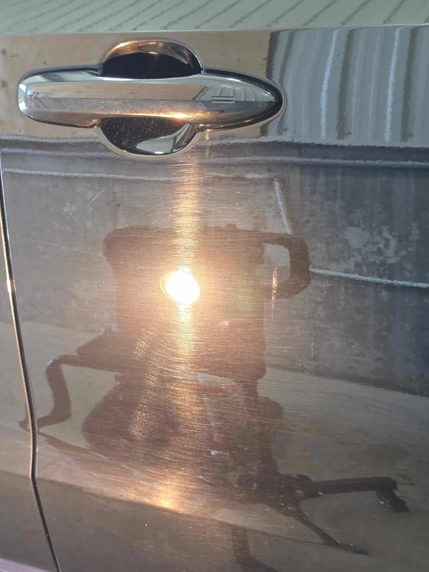 Défauts circulaires visibles sous une lumière de contrôle avant le polissage