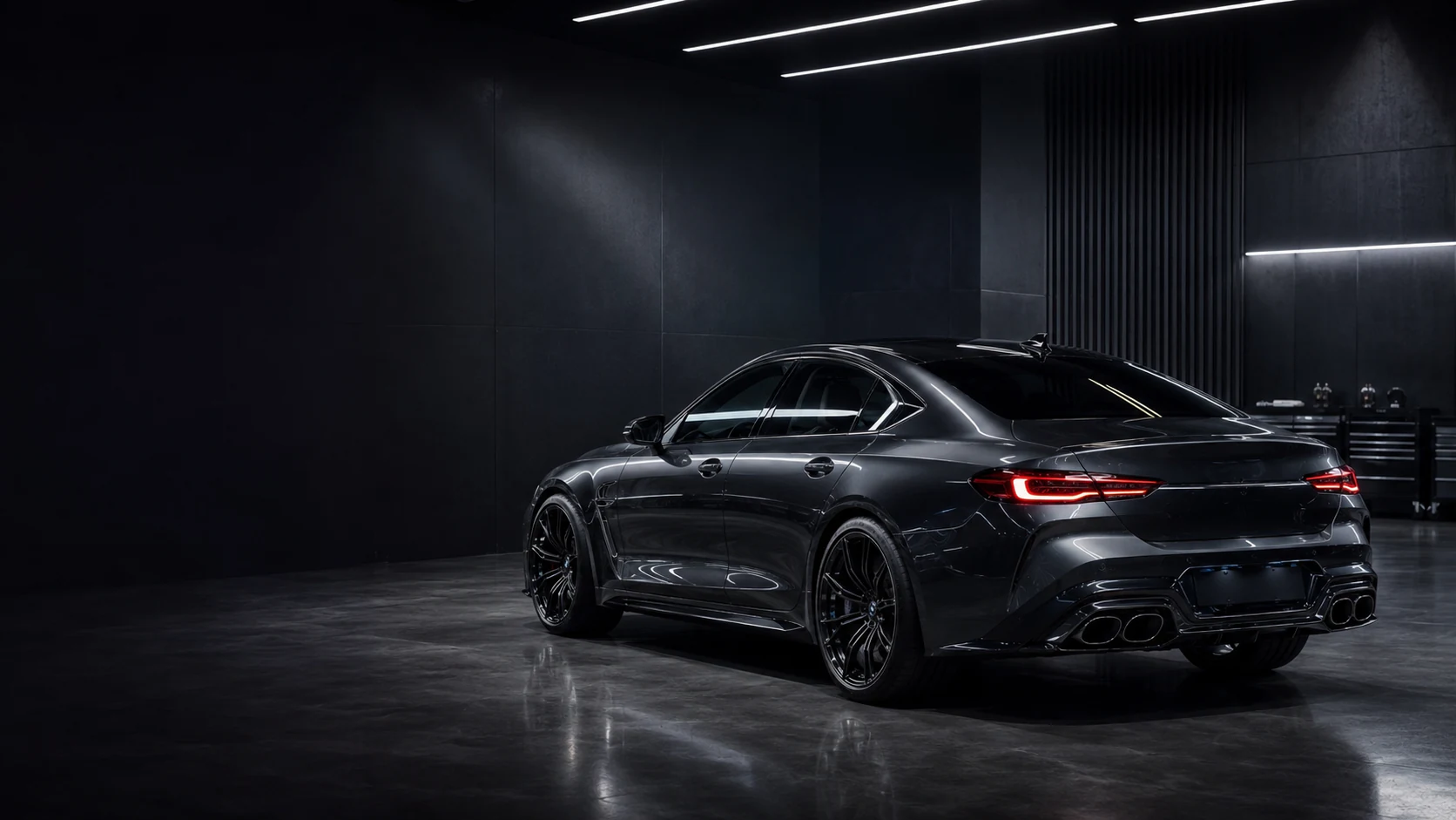Véhicule premium sombre sous un éclairage architectural — image éditoriale de marque